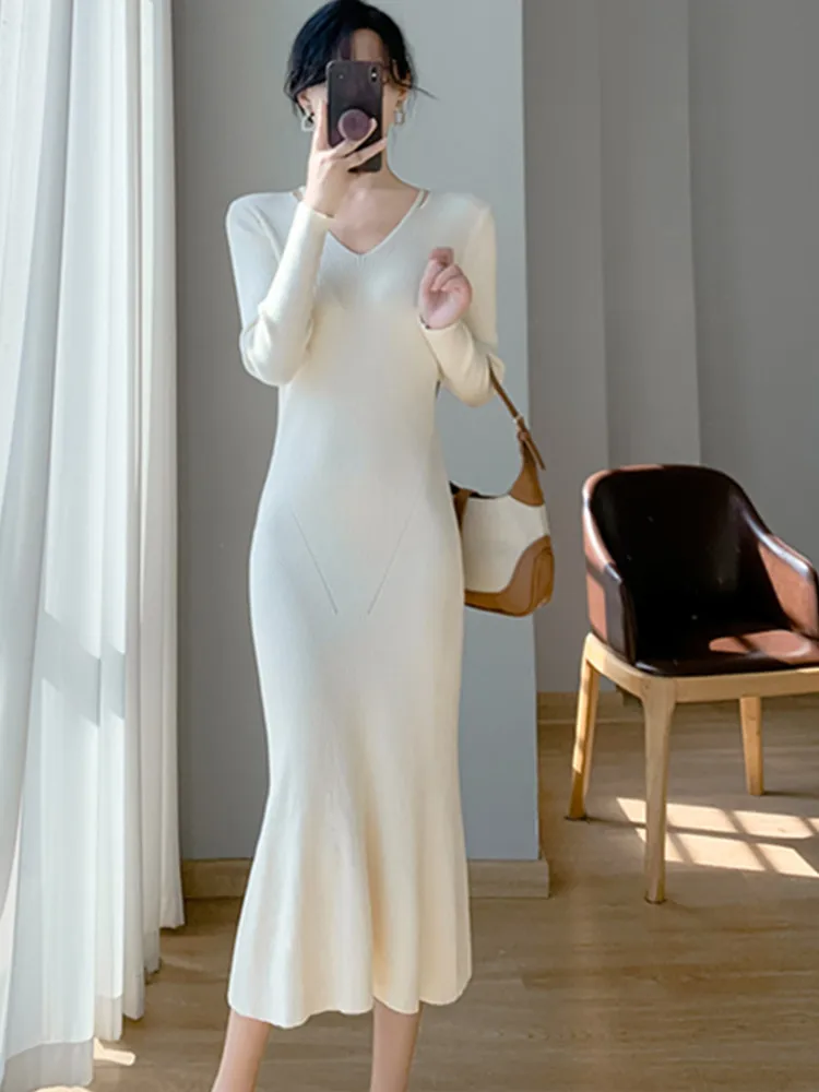 

Женское трикотажное платье-свитер средней длины с длинным рукавом