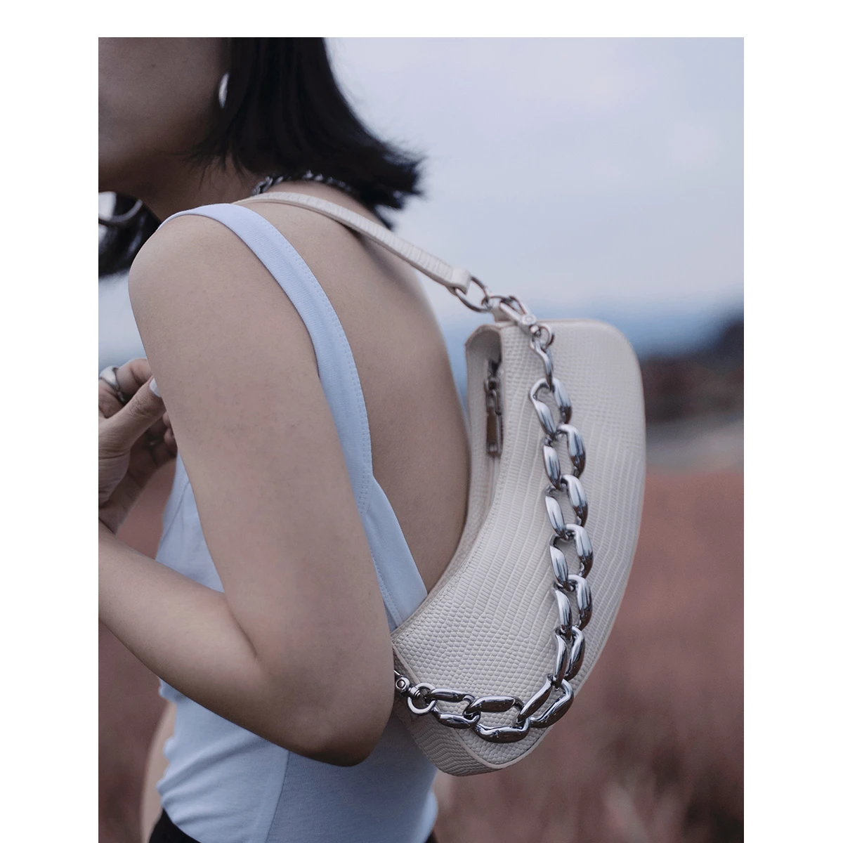 

2022 New Fashionable Personality Shoulder Bag Luxury White Black Genuine Leather Shoulder Bag for Women Design Underarm Bag