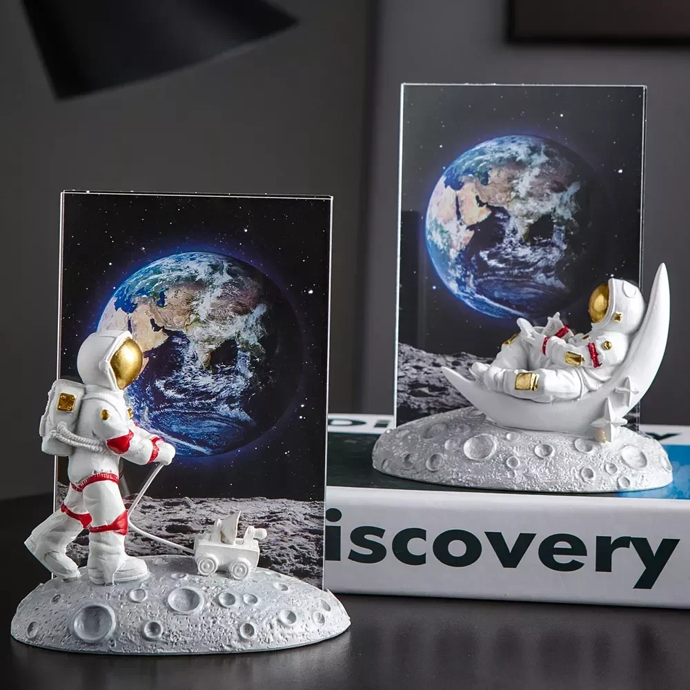 

Creative Resin Astronaut Figurines Acrylic Photo Frame Modern Home Decoration Pictures Frame Cosmonaut Statue Christmas Decor