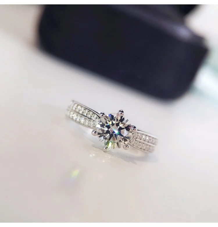 

Copy Starlight Queen's Six Claw Row Ring Female Plated S925 Silver Carat Mozanite Fashion Simulation Ring Envio Gratis