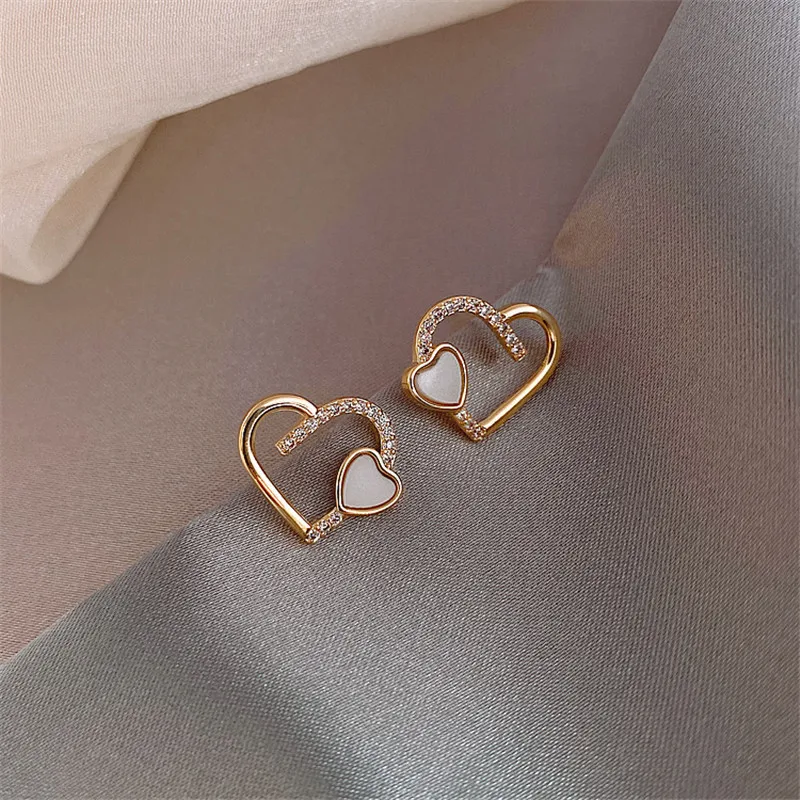 

Exquisite Heart Shape Stud Earrings for Women Shining Zircon Hollow Out Design Wedding Earring Girl Temperament Jewelry Gifts