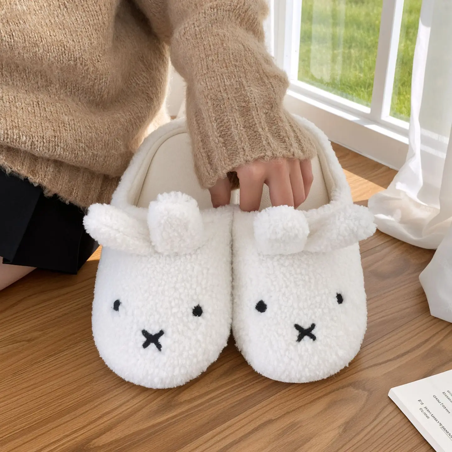Фото Милые плюшевые хлопковые тапочки Miffy для девочек-студенток, зимние, в стиле принцессы, для дома, теплые, с мягкой подошвой, закрывающие стопу №3