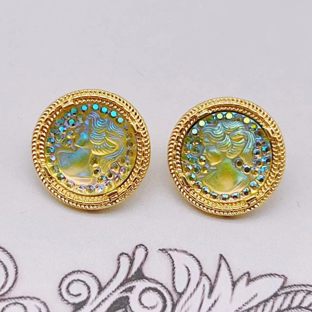 

Retro Mermaid Colorful Stud Earrings Palace Style Temperament Gradient Resin Earrings Pattern Round Niche Design Jewelry Gifts