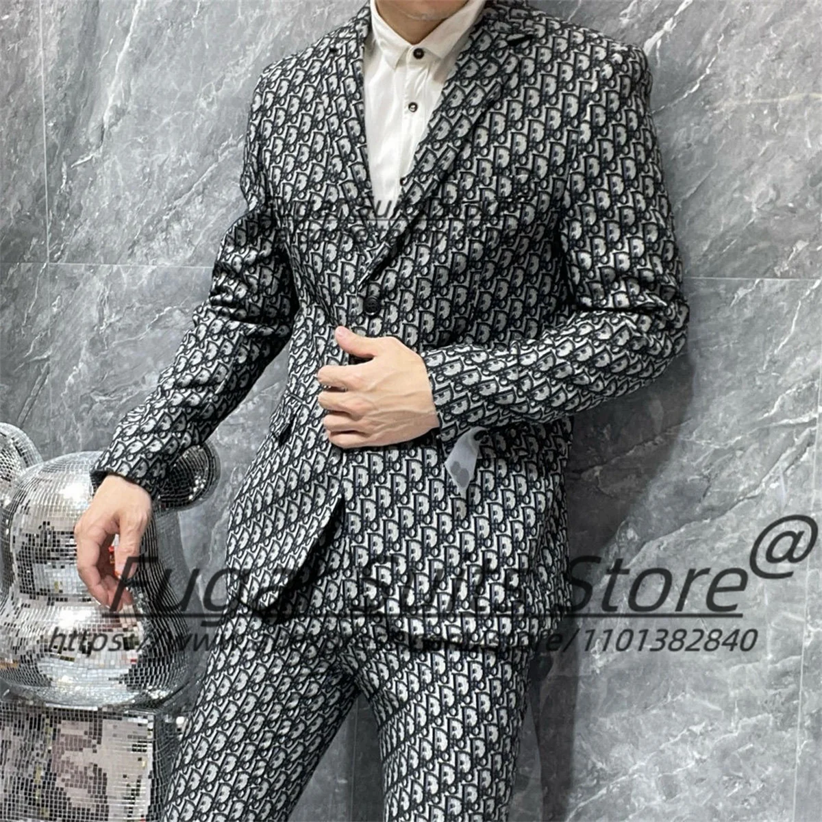 Роскошные деловые мужские костюмы с черной монограммой облегающие из двух