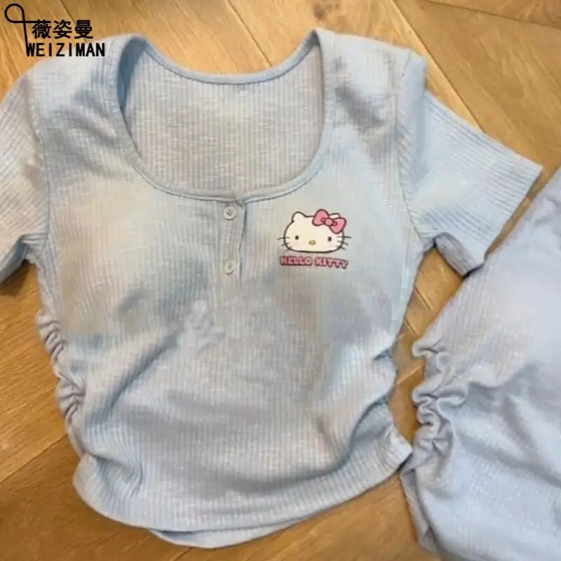 

Милый мультяшный облегающий топ с коротким рукавом с принтом Hello Kitty и нагрудной подушкой, милый крутой популярный универсальный топ для девушек