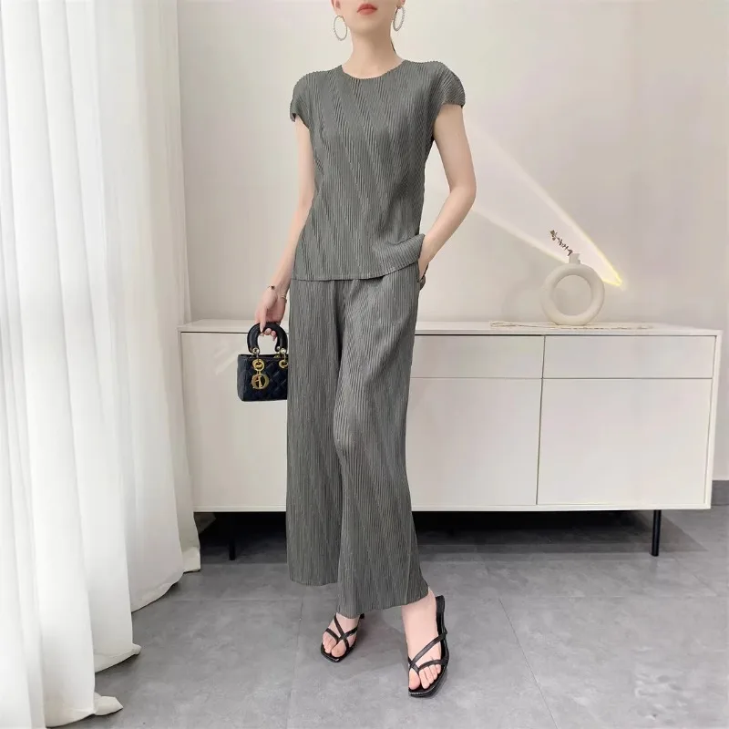 Фото Комплект плиссированных брюк Miyake Original: женская одежда в стиле плиссе, новинка лета 2026, повседневный свободный крой, базовый стиль, нишевая коллекция №3