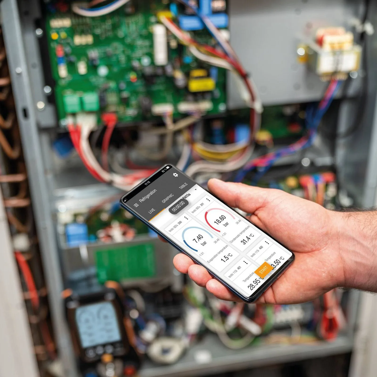 Testo 550S цифровой манометр в коллекторе для кондиционирования воздуха