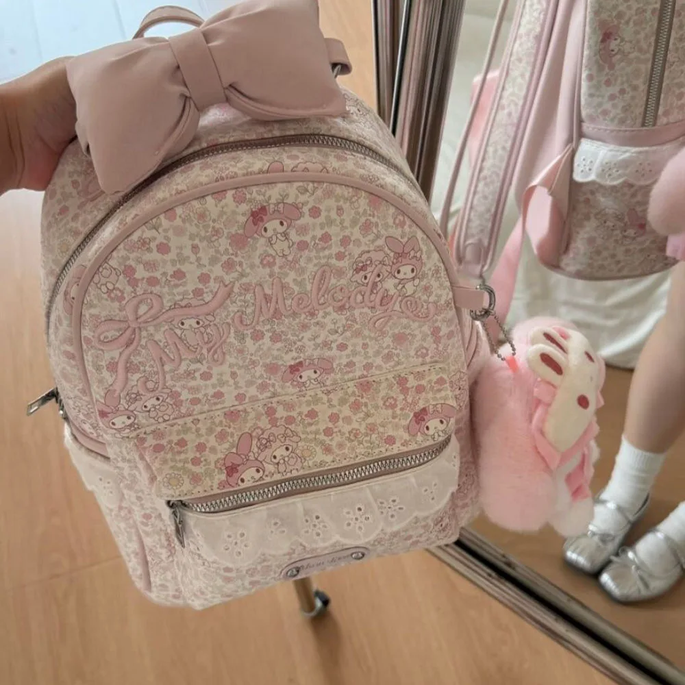 Фото Милый розовый мини-рюкзак My Melody с цветочным принтом по всей поверхности, повседневный городской рюкзак с мультяшным бантом и плюшевым брелоком, маленькая школьная сумка №4