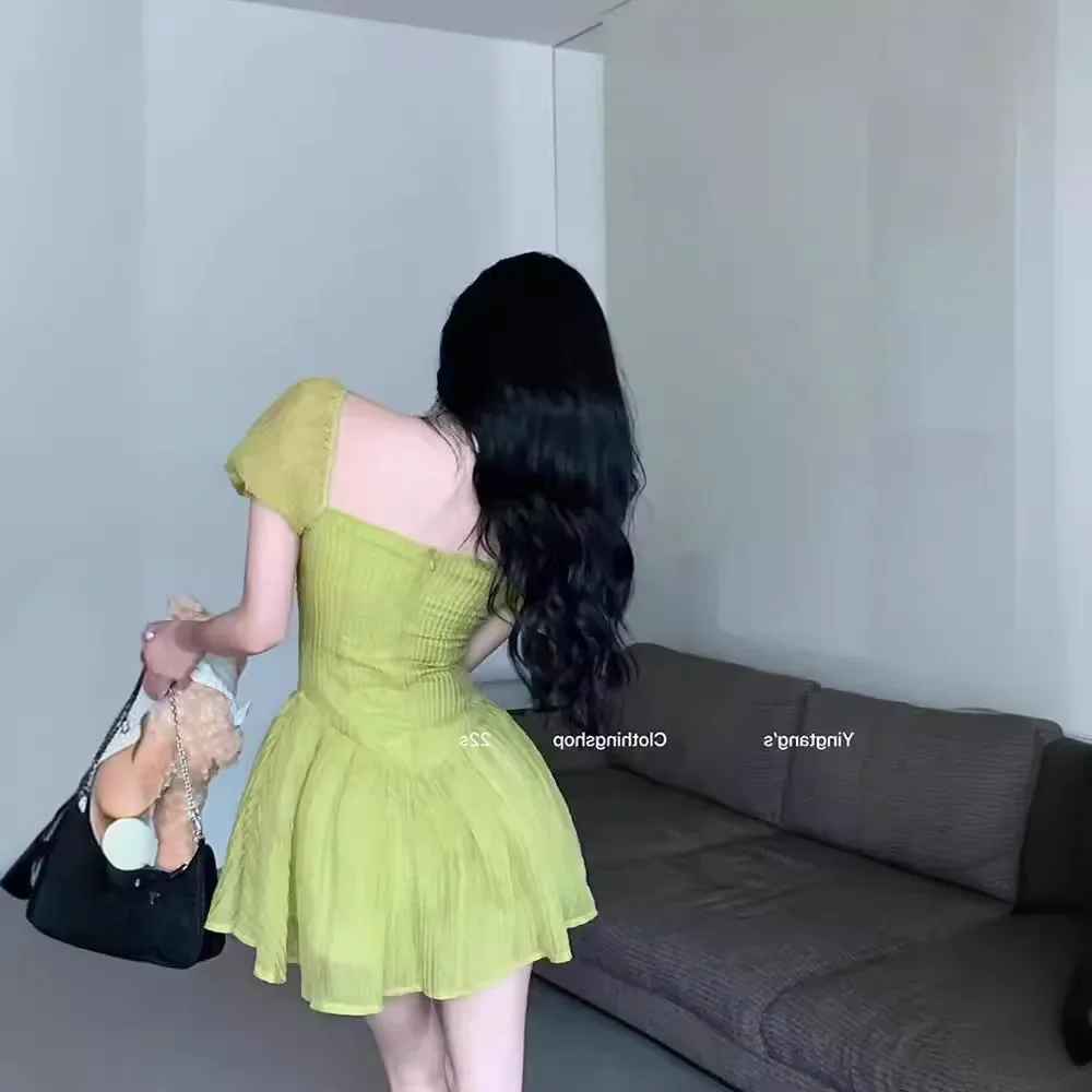 Винтажное зеленое платье во французском стиле с пышными рукавами и квадратным