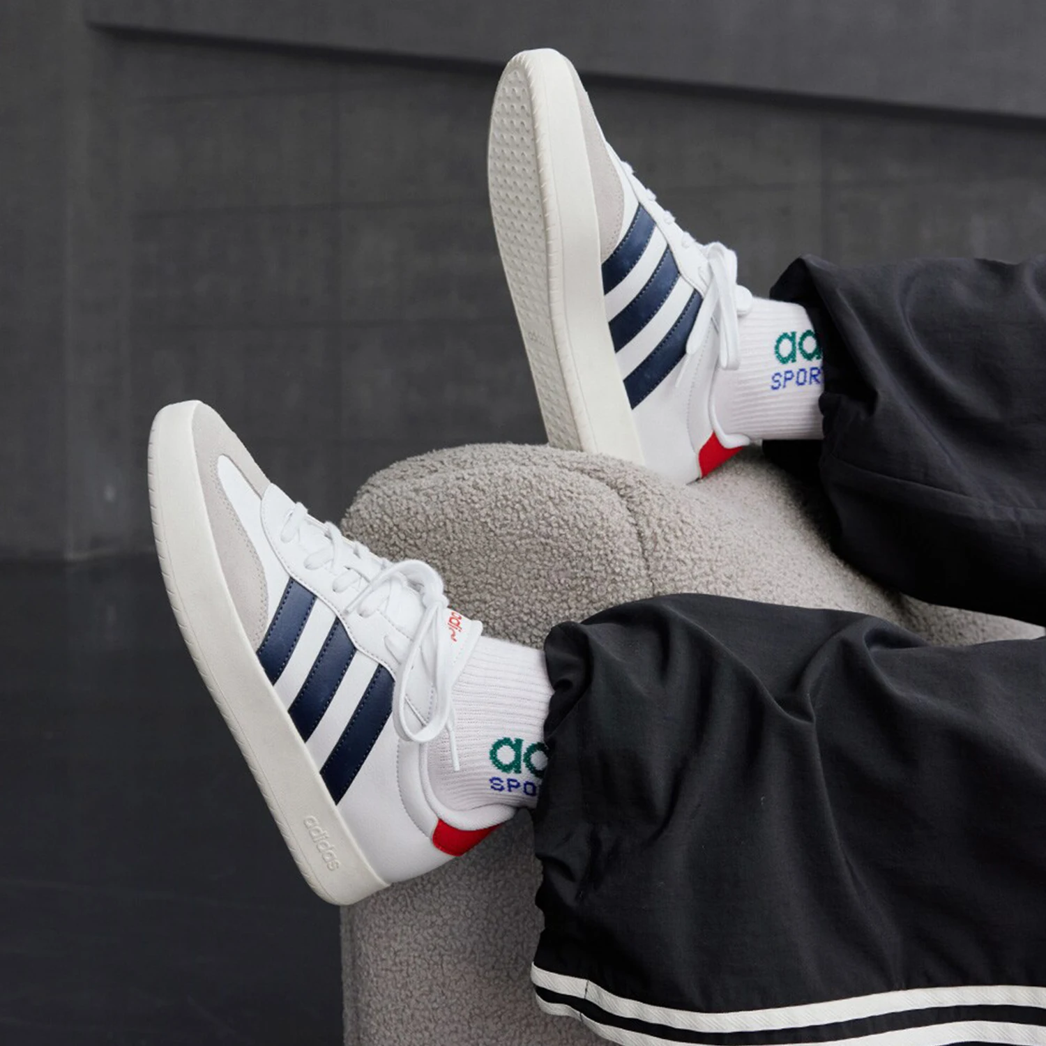 Фото Оригинальные легкие и прочные повседневные классические кеды Adidas BARREDA для мужчин и женщин IH1228 №1