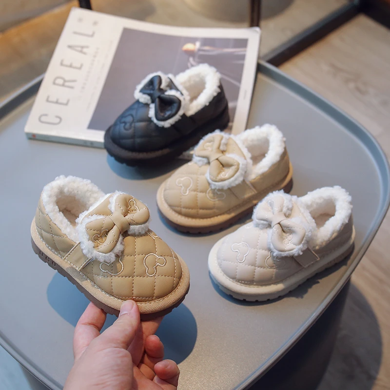 

Детские зимние ботинки с бантом для девочек 2022 осень и зима плотные плюшевые корейские ветрозащитные слипоны повседневные модные однотонн...