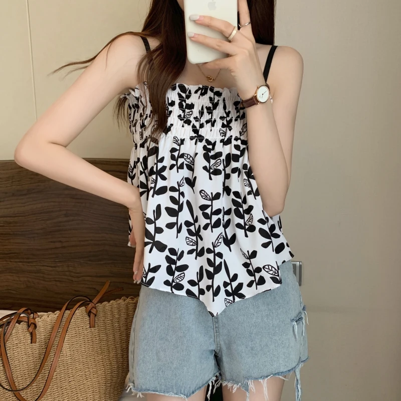 Женская майка без рукавов с цветочным принтом и открытыми плечами |