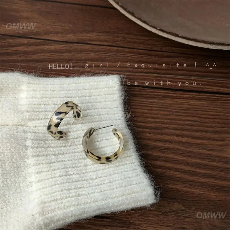 C-образные серьги нетоксичные и безвредные гипоаллергенные серьги-кольца для