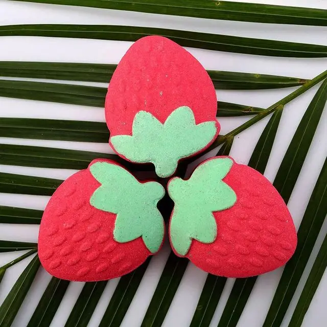 

Клубничный натуральный мини-бомбер для купания ручной работы спа бомбинка для ванны солевой шар богатые эфирные масла увлажняющий сухой кожу расслабляющий запах