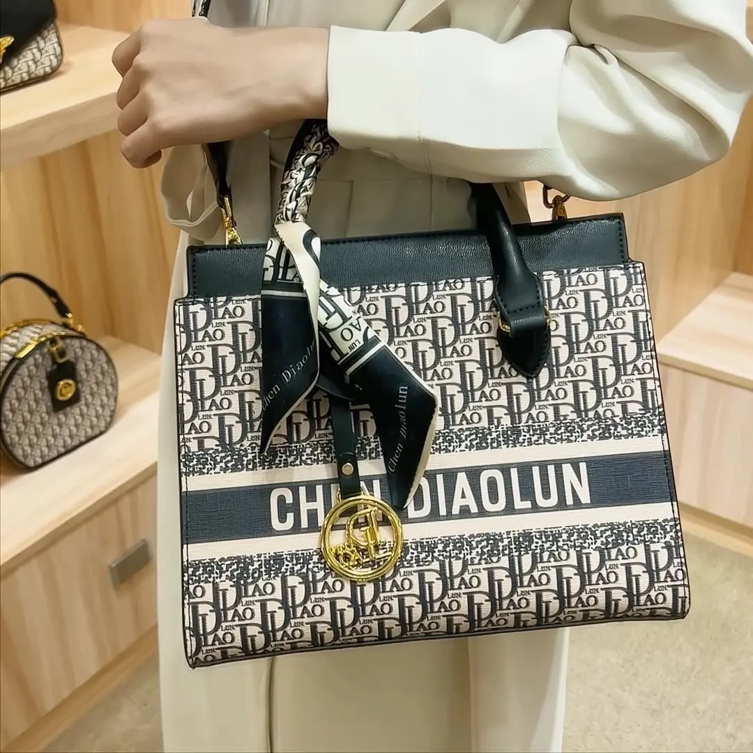 

The new printed Tote Bag for Autumn/Winter 2022 is a lightweight luxury embroidered wide strap handbag with a cross-shoulderW806