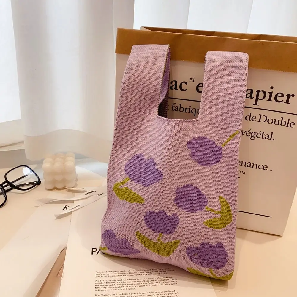 Яркая женская сумка-тоут с ремешком на запястье