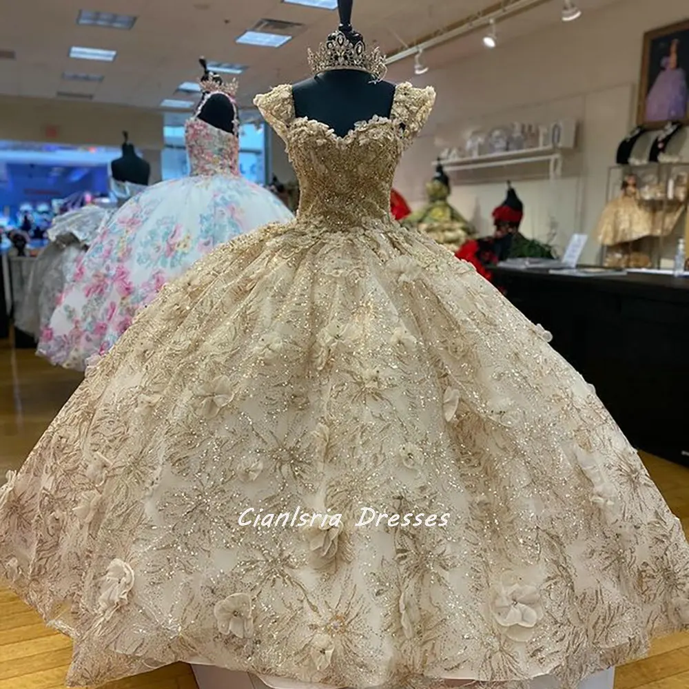 

Золотистое блестящее бальное платье с кристаллами, платья для Quinceanera, мексиканское платье с открытыми плечами и цветами ручной работы, милы...