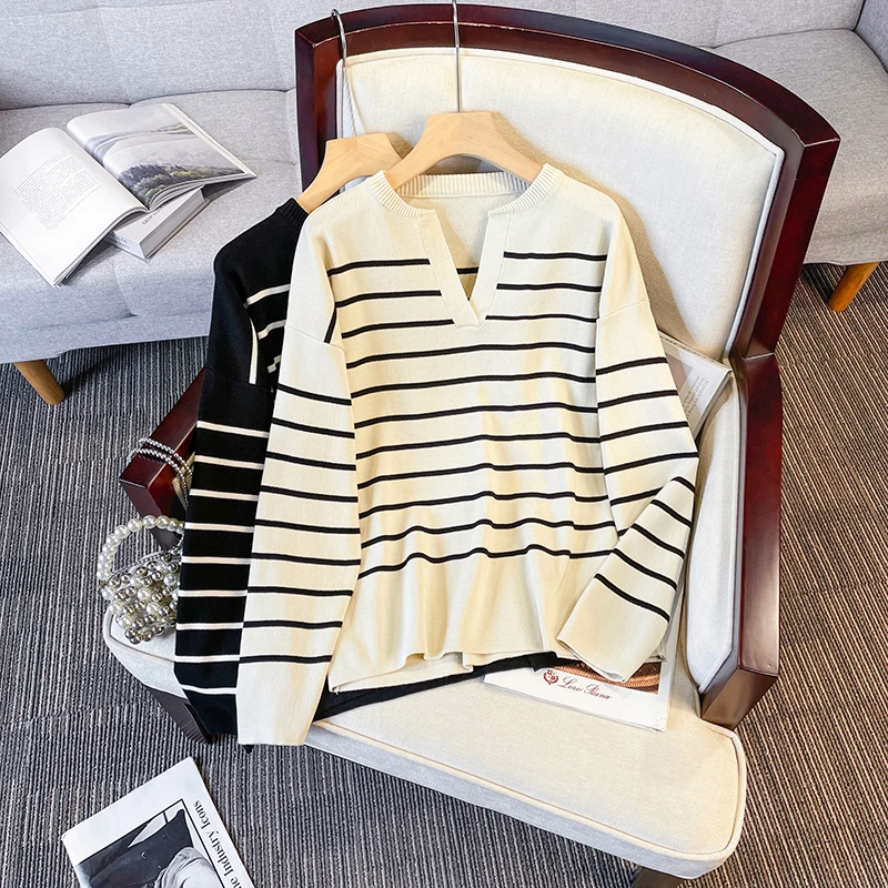 Костюм спортивный женский трикотажный с V-образным вырезом и прямыми брюками