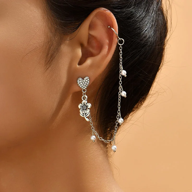 

2022 Simple And Lovely Chain Pearl Flower Earrings For Women New Sweet Creative Rhinestone Heart-shaped Temperament Ear Clip