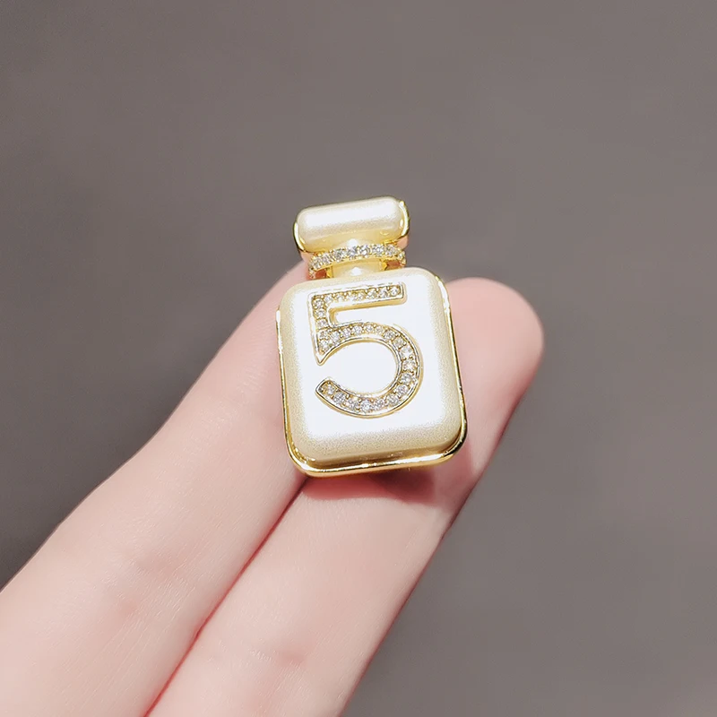 

Number 5 Perfume Bottle Brooches Pins for Women Luxury Brooch Pin Badges BROOCHE Backpacks Jewelry Designer Unique Accessories