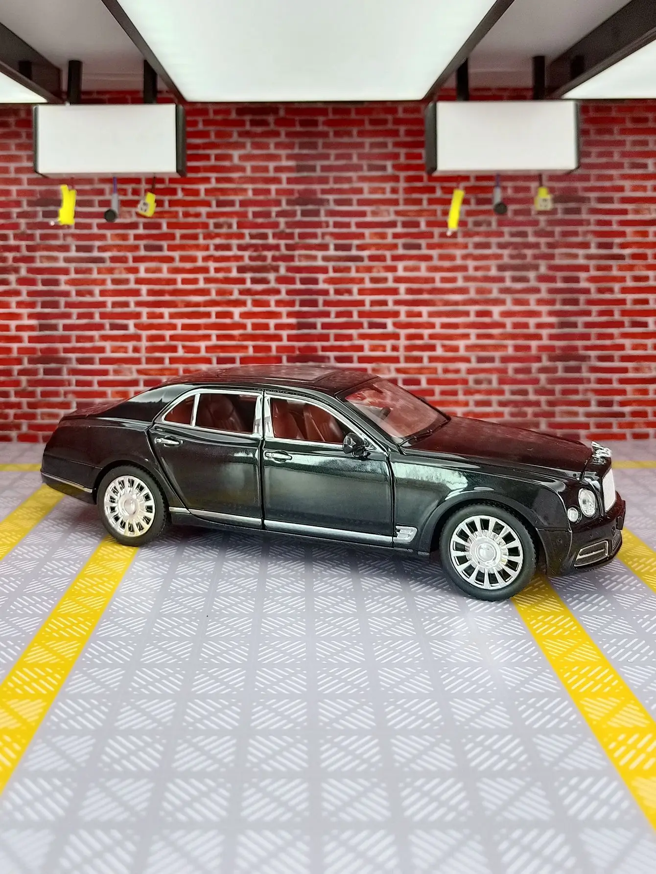 Модель автомобиля Bentley Mulsanne из сплава, масштаб 1:24, двери и капот открываются, багажник можно открывать, богато детализирована, тонкая работа. (art.: 3920dbb5f6e2a) - 3920dbb5f6e2a