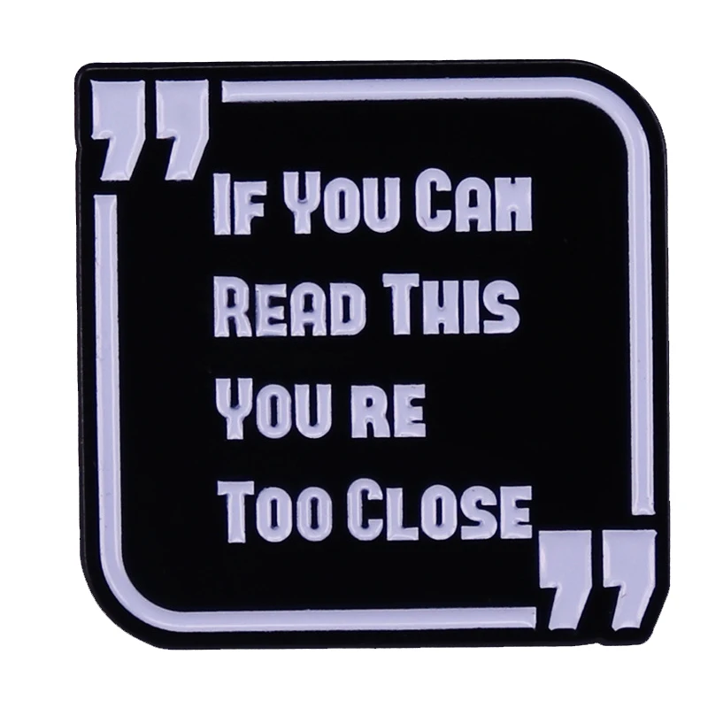 D1187 цитаты, если вы можете прочитать это, слишком близкий значок из искусственной кожи на рюкзаке, одежде, лацкане, булавка, ювелирные аксессуары