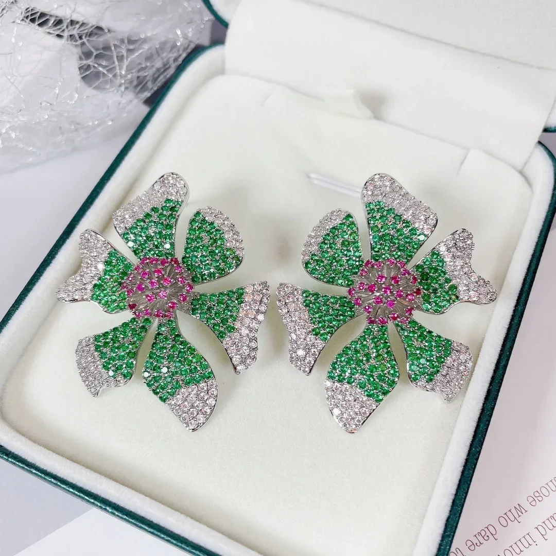 Женские серьги-гвоздики в виде цветка