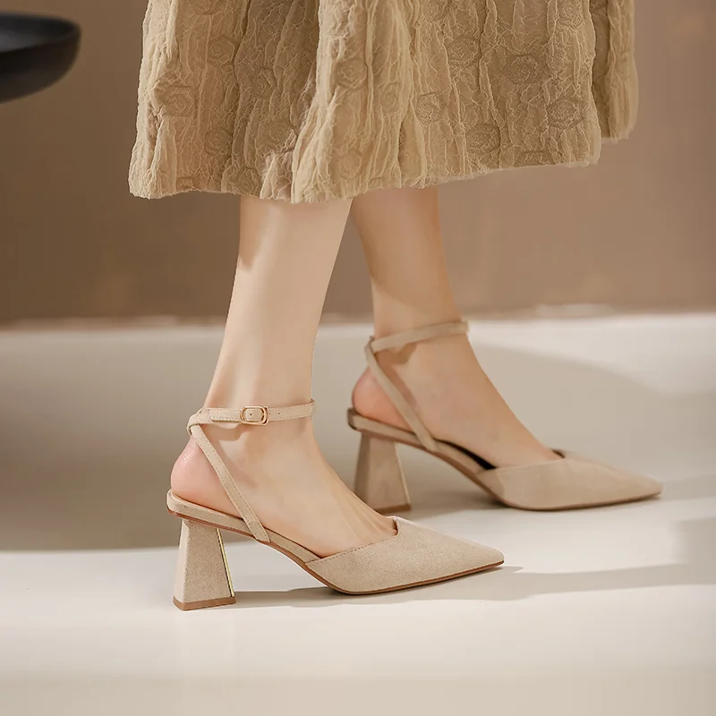 

2023 Summer New Pointed Fashion One Line Buckle Style Shallow Mouth Sandals Women Comfortable Banquet Shoes Black Women's Pumps
