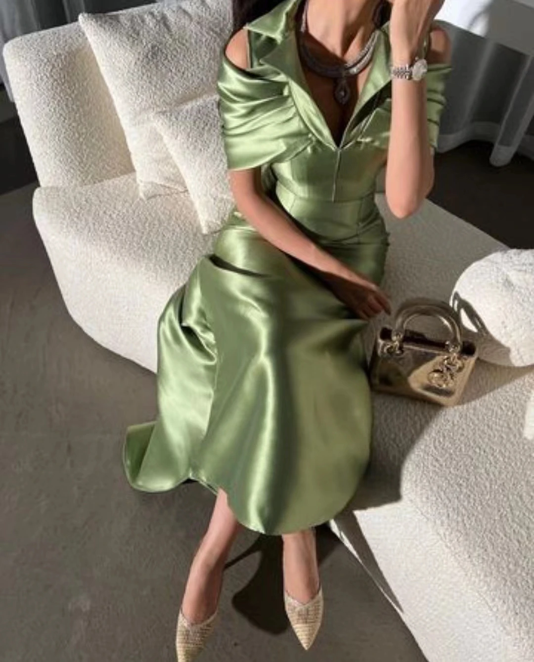 

Женское атласное платье с открытыми плечами, V-образным вырезом