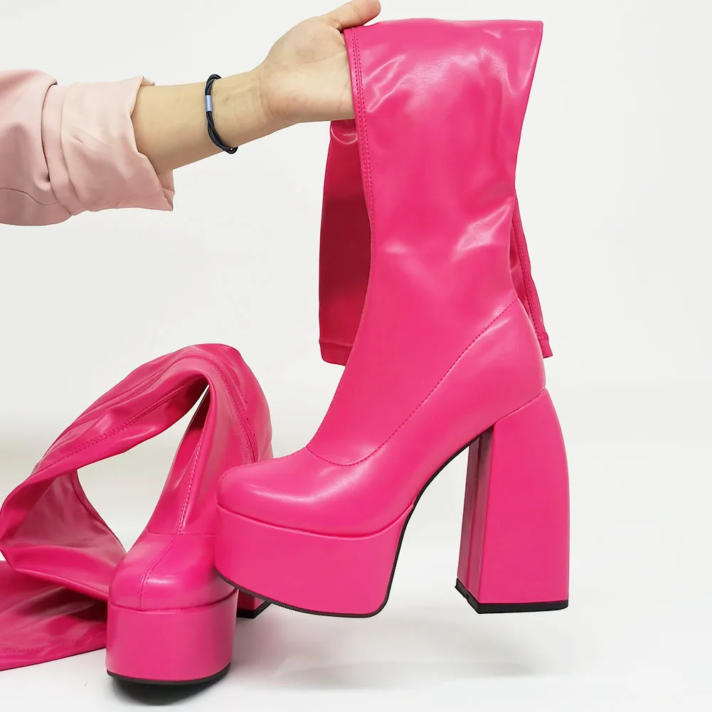 Женские сапоги выше колена на платформе со странным каблуком