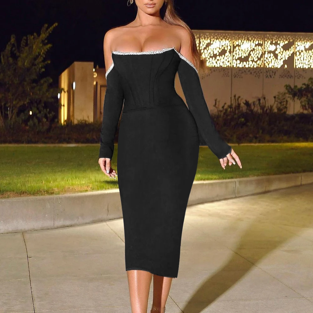 Женское облегающее платье миди с длинным рукавом черное открытыми плечами и