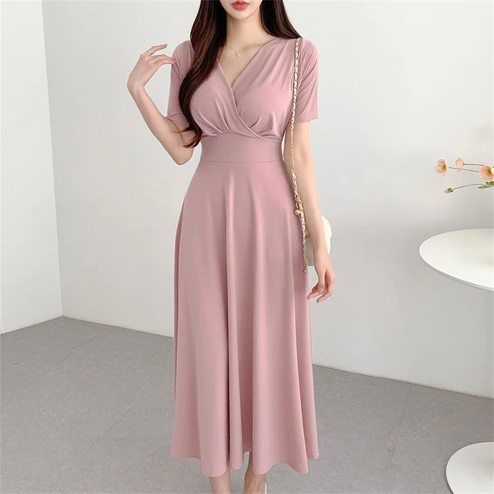 

Женское платье с глубоким V-образным вырезом, коротким рукавом и завышенной талией