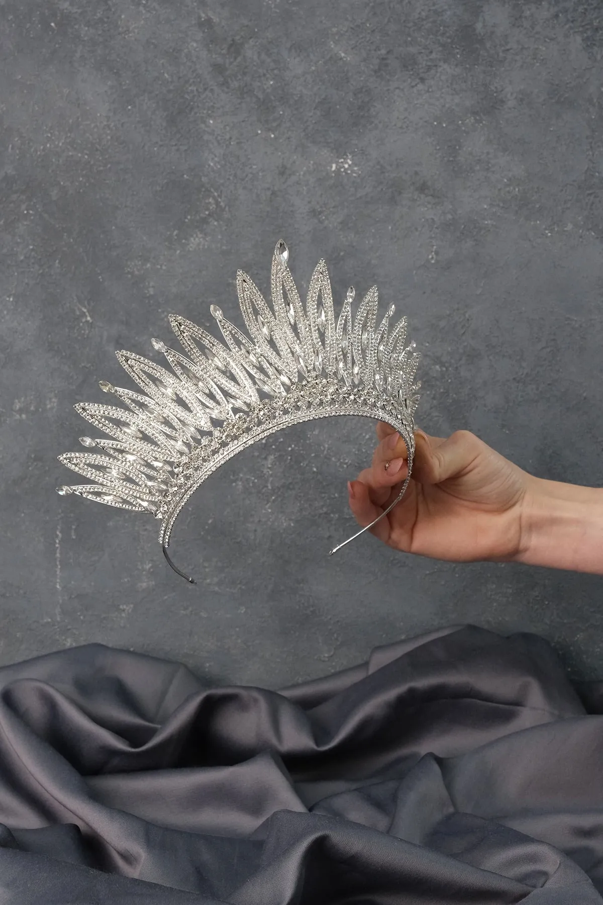 

Lara High Model Bridal Crown