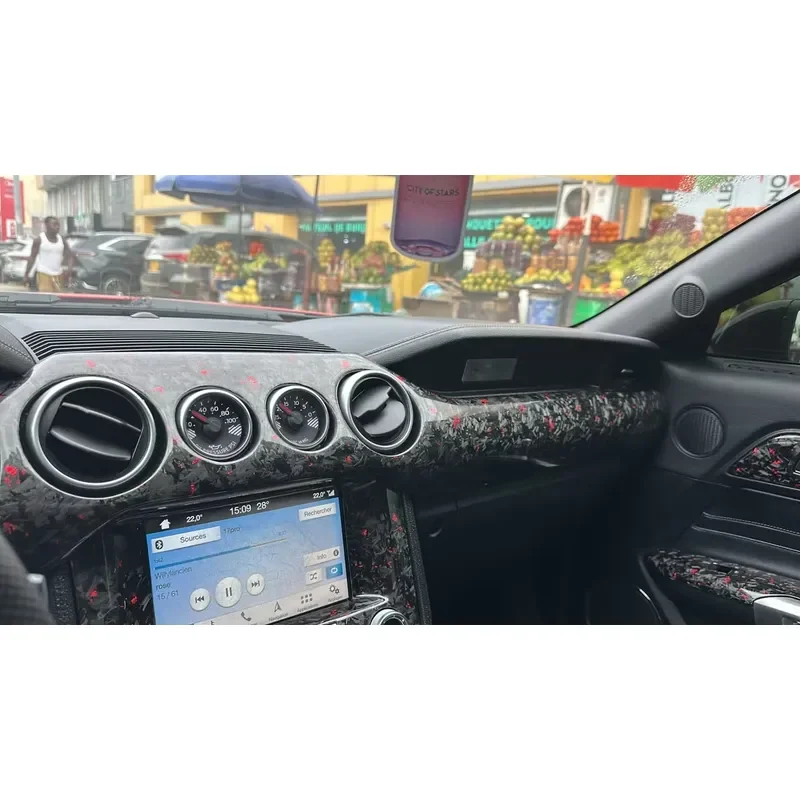 Фото Для Ford Mustang GT 2015-2023 Полный комплект из кованого карбона с красными вкраплениями: панель приборов, центральная консоль, дверные панели, вентиляционные отверстия. №2