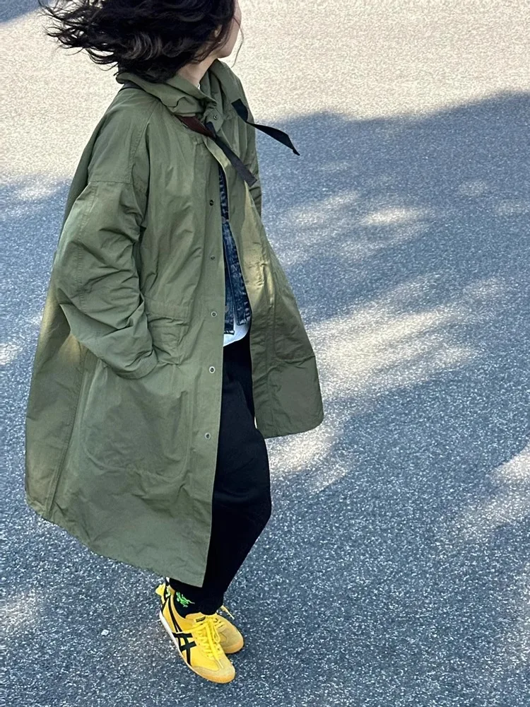 Тренчкот женский длинный армейского зеленого цвета с капюшоном средней длины
