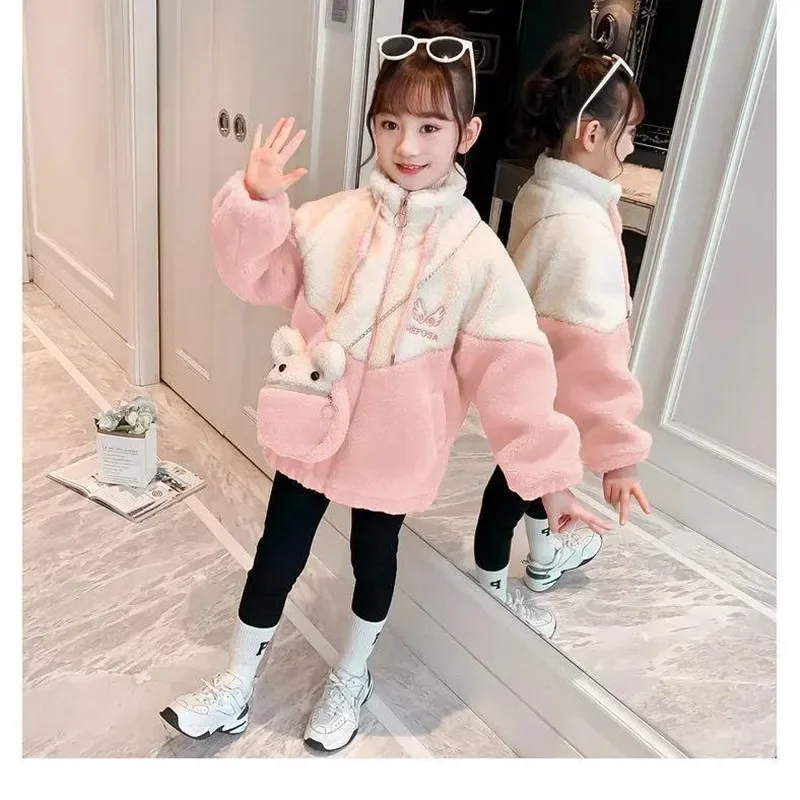Детская плюшевая куртка на девочку 4-12 лет теплая осенне-зимняя с буквенным
