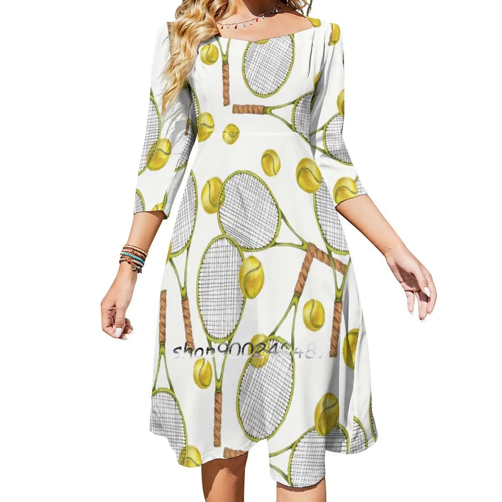 

Рисунок с теннисными ракетками с теннисными мячиками. Цветное расклешенное платье-карандаш с сердечком, модное дизайнерское свободное пла...