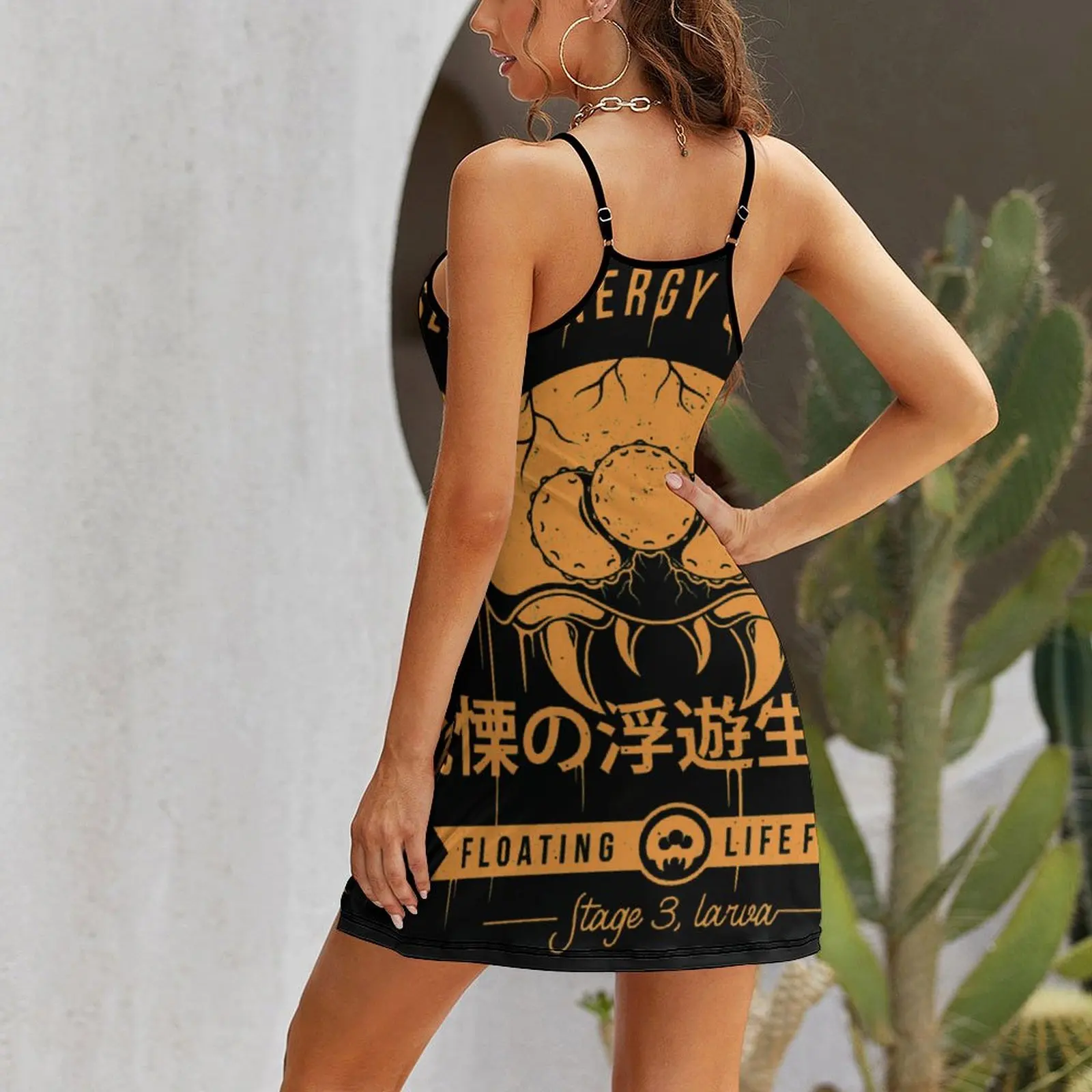 Женское платье на бретельках с принтом опасная личинка необычная экзотическая