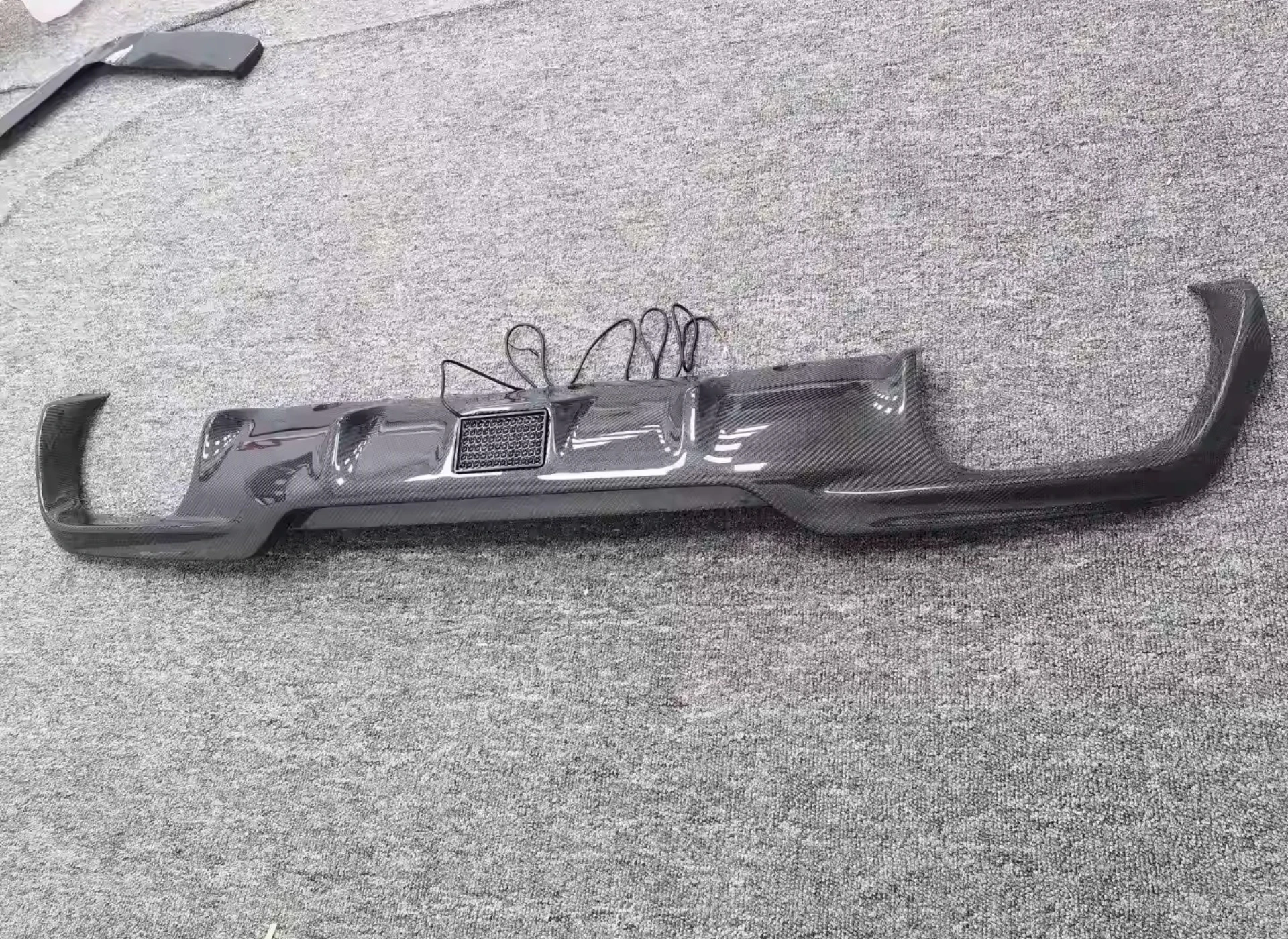 Новая стильная задняя губа из углеродного волокна с лампой для BMW M8