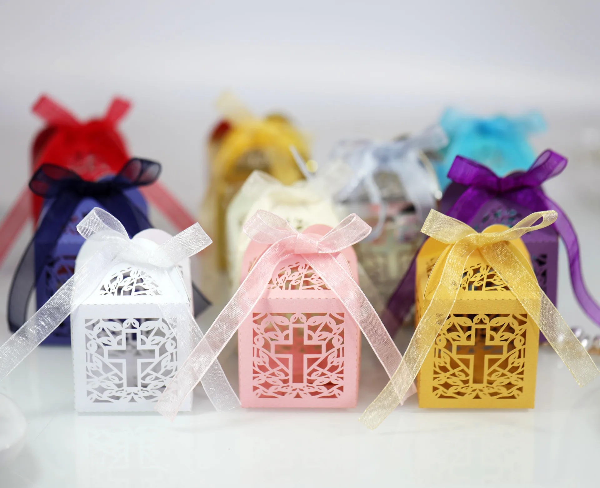 

50pcs/lot Cross Wedding Candy Box Laser Cut Sweets Gift Favor Boxes With Ribbon Party Decoration Wedding Gifts For Guests Favor