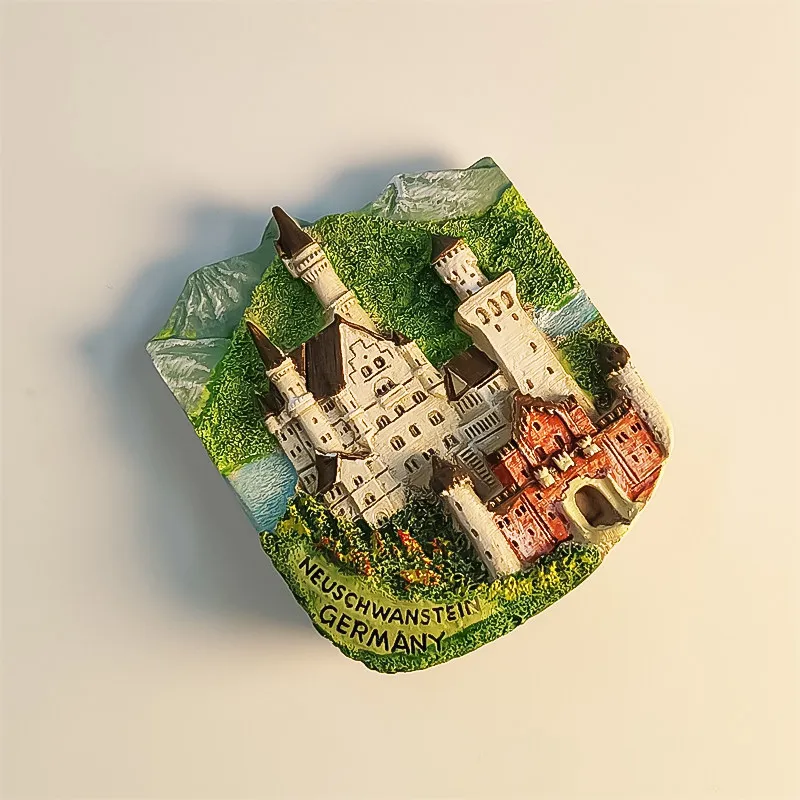 Фото Магнит на холодильник с изображением замка Нойшванштайн, Германия, 3D-рельеф, туристический сувенир, декоративное украшение, из смолы. №3