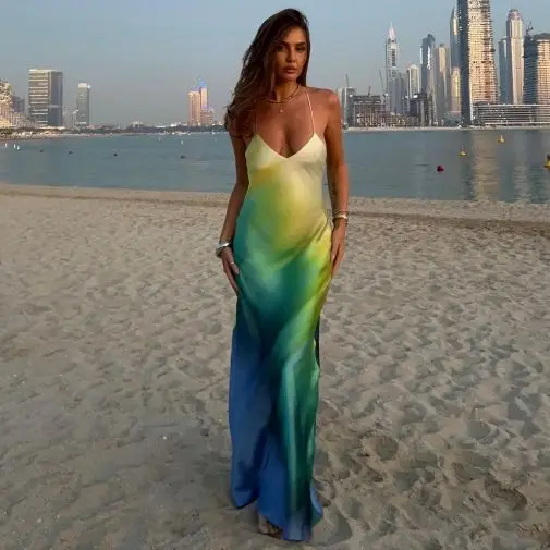 

Платье-макси атласное на тонких бретельках, с открытой спиной