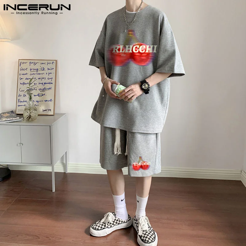 

Стильные женские комплекты INCERUN, Мужской Свободный Топ с коротким рукавом и забавным принтом вишни, шорты, повседневный уличный костюм из 2 предметов