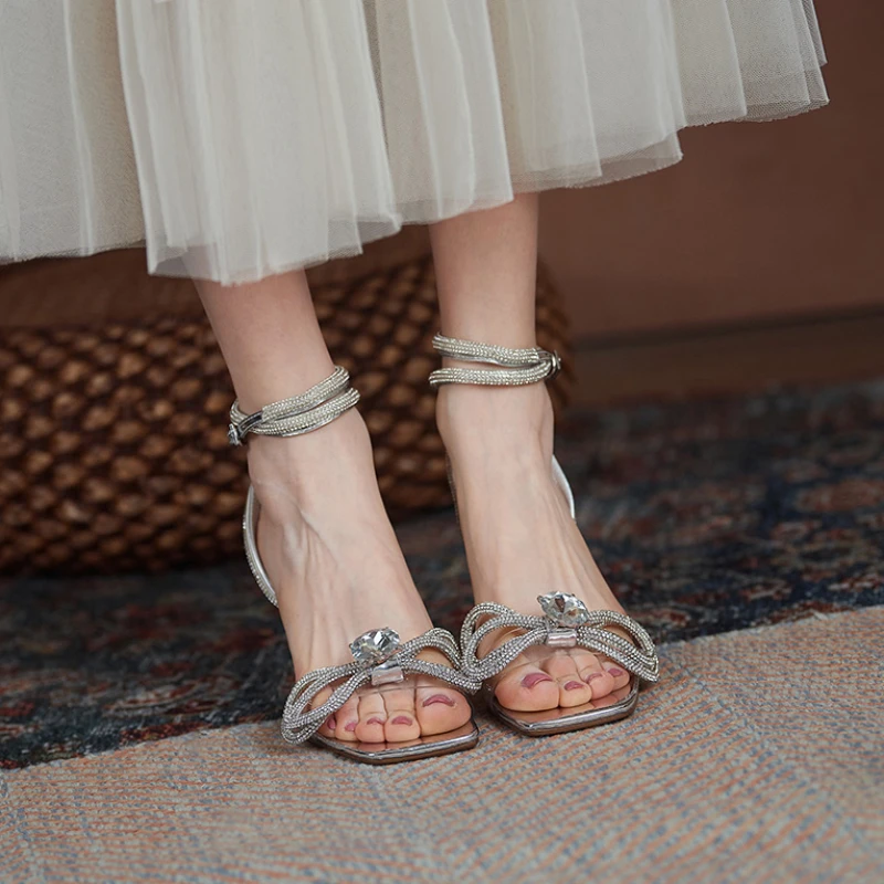 

BCEBYL 2023 Летняя мода новинка пикантные банкетные женские сандалии с квадратным носком и кристаллами Свадебная обувь на шпильках с бабочкой