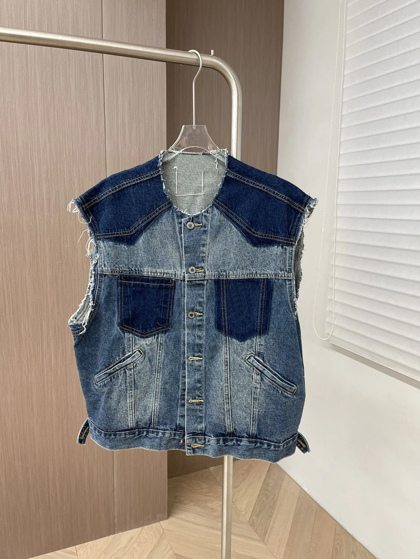 

Round neck denim vest neckline frayed raw edge design 2023 season new hot