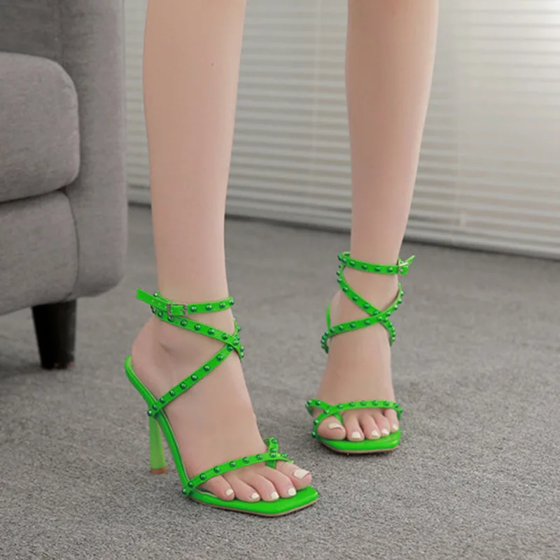 

Сандалии женские с металлическими заклепками, пикантная обувь на высоком каблуке, брендовые дизайнерские туфли-лодочки с перекрестной шнуровкой, обувь с открытым носком
