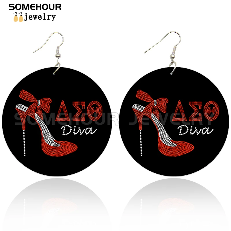 Серьги-каффы SOMEHOUR с деревянными подвесками, изображающими девушку-афро и знаковые надписи, вдохновленные историей черных общин, в стиле африканских петель. Подарок для женщин.