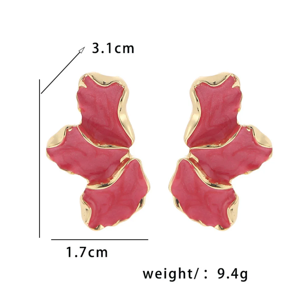 Необычные металлические серьги-гвоздики в виде лепестков кремового цвета для