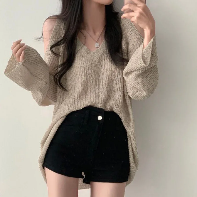 

Korean off-the-shoulder design sense 2023 spring/summer new lazy sexy outside with wind striped sweater V-neck hollow