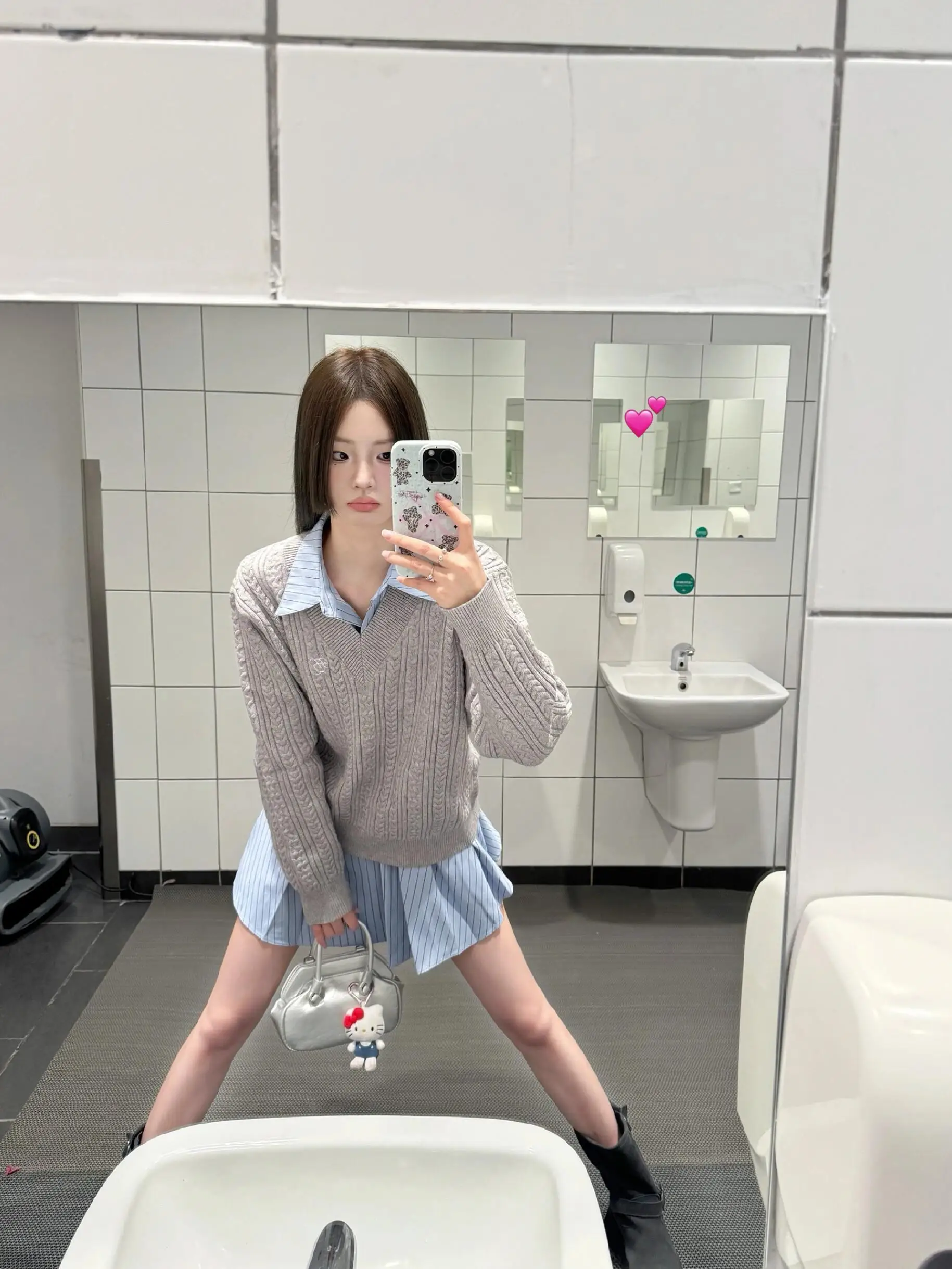 Серый пуловер с v-образным вырезом и длинными рукавами в стиле преппи свитер